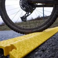 Žlutý plastový kabelový most (1x12x40) XPRESS - délka 101 cm, šířka 12,5 cm, výška 2 cm