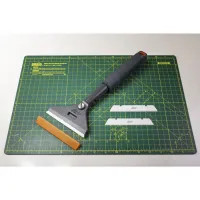 Škrabka MINI SCRAPER LONG-HANDLED SCRAPER - délka 30,7 cm, šířka 12,5 cm, výška 3,4 cm