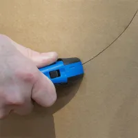 Černo-modrý plastový bezpečnostní samozatahovací nůž