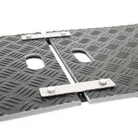 Spojka pro pojezdové desky HoleConn - délka 18,3 cm, šířka 5,4 cm, výška 2,4 cm