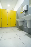 Bílá plastová vinylová dlažba Fortelock Business Sauda Gold Rush G001 - délka 64 cm, šířka 64 cm, výška 0,7 cm