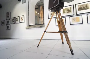 Bílá plastová vinylová dlažba Fortelock Business Sauda Gold Rush G001 - délka 64 cm, šířka 64 cm, výška 0,7 cm