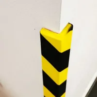 Černo-žlutá pěnová ochrana rohů zdí, stěn (L-profil) - délka 100 cm, šířka 4,5 x 4,5 cm, tloušťka 1 cm