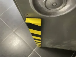 Černo-žlutá pěnová samolepicí ochrana zdí, stěn (pás) - délka 100 cm, šířka 6 cm, tloušťka 2 cm