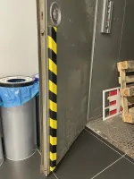 Černo-žlutá pěnová samolepicí ochrana zdí, stěn (pás) - délka 100 cm, šířka 6 cm, tloušťka 2 cm