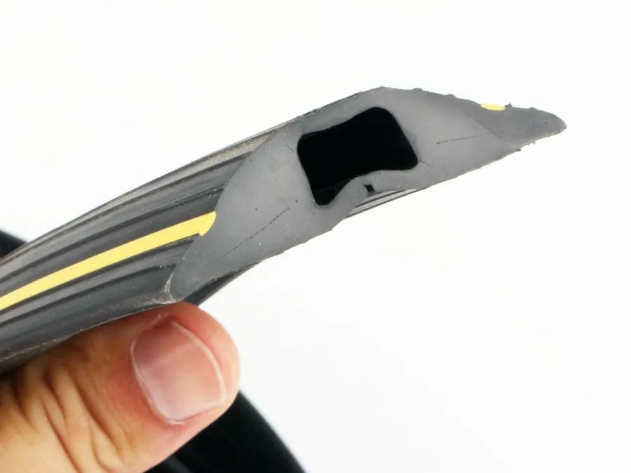 Černo-žlutý kabelový most (1x10x17) - délka 300 cm, šířka 7 cm, výška 1 cm