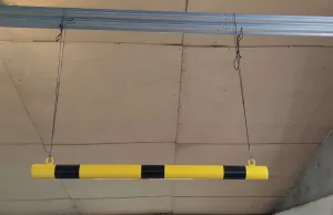 Černo-žlutá ocelová závěsná parkovací zábrana - průměr 6 cm, délka 100 cm