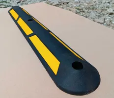 Černo-žlutý gumový parkovací doraz - délka 100 cm, šířka 13 cm, výška 4,5 cm