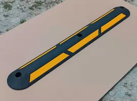 Černo-žlutý gumový parkovací doraz - délka 100 cm, šířka 13 cm, výška 4,5 cm