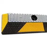 Černo-žlutý gumový parkovací doraz - délka 183 cm, šířka 15 cm, výška 10 cm