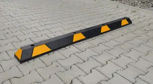 Černo-žlutý gumový parkovací doraz - délka 183 cm, šířka 15 cm, výška 10 cm