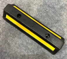 Černo-žlutý gumový parkovací doraz - délka 47 cm, šířka 15 cm, výška 9 cm