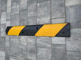 Černo-žlutý gumový kabelový most - délka 100 cm, šířka 15 cm, výška 3 cm