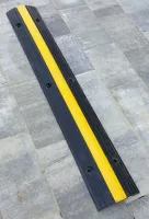 Černo-žlutý gumový kabelový most - délka 100 cm, šířka 15 cm, výška 3 cm