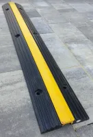 Černo-žlutý gumový kabelový most - délka 100 cm, šířka 15 cm, výška 3 cm