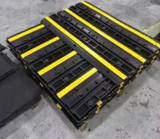 Černo-žlutý gumový kabelový most - délka 100 cm, šířka 15 cm, výška 3 cm