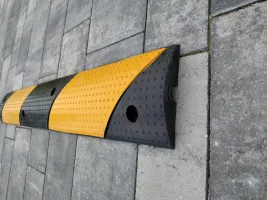 Černo-žlutý gumový kabelový most - délka 100 cm, šířka 15 cm, výška 3 cm