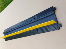 Černo-žlutý gumový kabelový most s víkem - délka 100 cm, šířka 22 cm, výška 3,5 cm