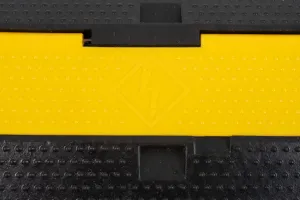 Černo-žlutý gumový kabelový most s víkem - délka 100 cm, šířka 22 cm, výška 3,5 cm