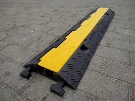 Černo-žlutý gumový kabelový most s víkem - délka 100 cm, šířka 24 cm, výška 4,5 cm