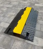 Černo-žlutý gumový kabelový most s víkem - délka 100 cm, šířka 58 cm, výška 12 cm