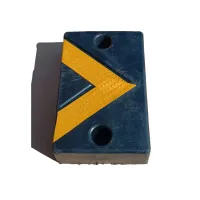 Černo-žlutý gumový reflexní doraz na rampu - délka 30 cm, šířka 20 cm, tloušťka 8,5 cm