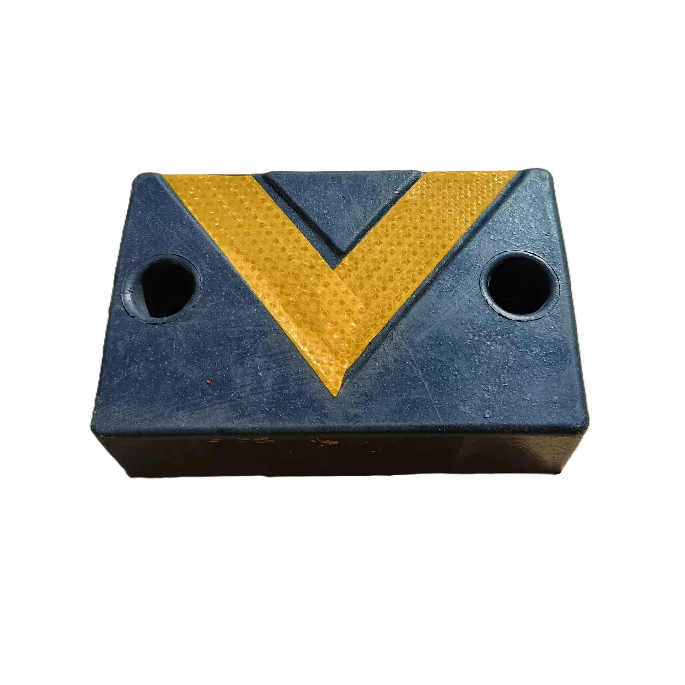 Černo-žlutý gumový reflexní doraz na rampu - délka 30 cm, šířka 20 cm, tloušťka 8,5 cm