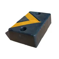 Černo-žlutý gumový reflexní doraz na rampu - délka 30 cm, šířka 20 cm, tloušťka 8,5 cm