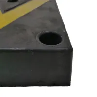 Černo-žlutý gumový reflexní doraz na rampu - délka 30 cm, šířka 30 cm, tloušťka 8,5 cm