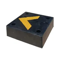 Černo-žlutý gumový reflexní doraz na rampu - délka 30 cm, šířka 30 cm, tloušťka 10 cm
