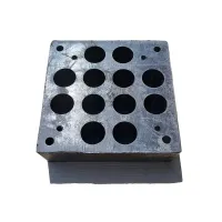 Černo-žlutý gumový reflexní doraz na rampu - délka 30 cm, šířka 30 cm, tloušťka 10 cm