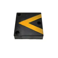 Černo-žlutý gumový reflexní doraz na rampu - délka 30 cm, šířka 30 cm, tloušťka 8,5 cm