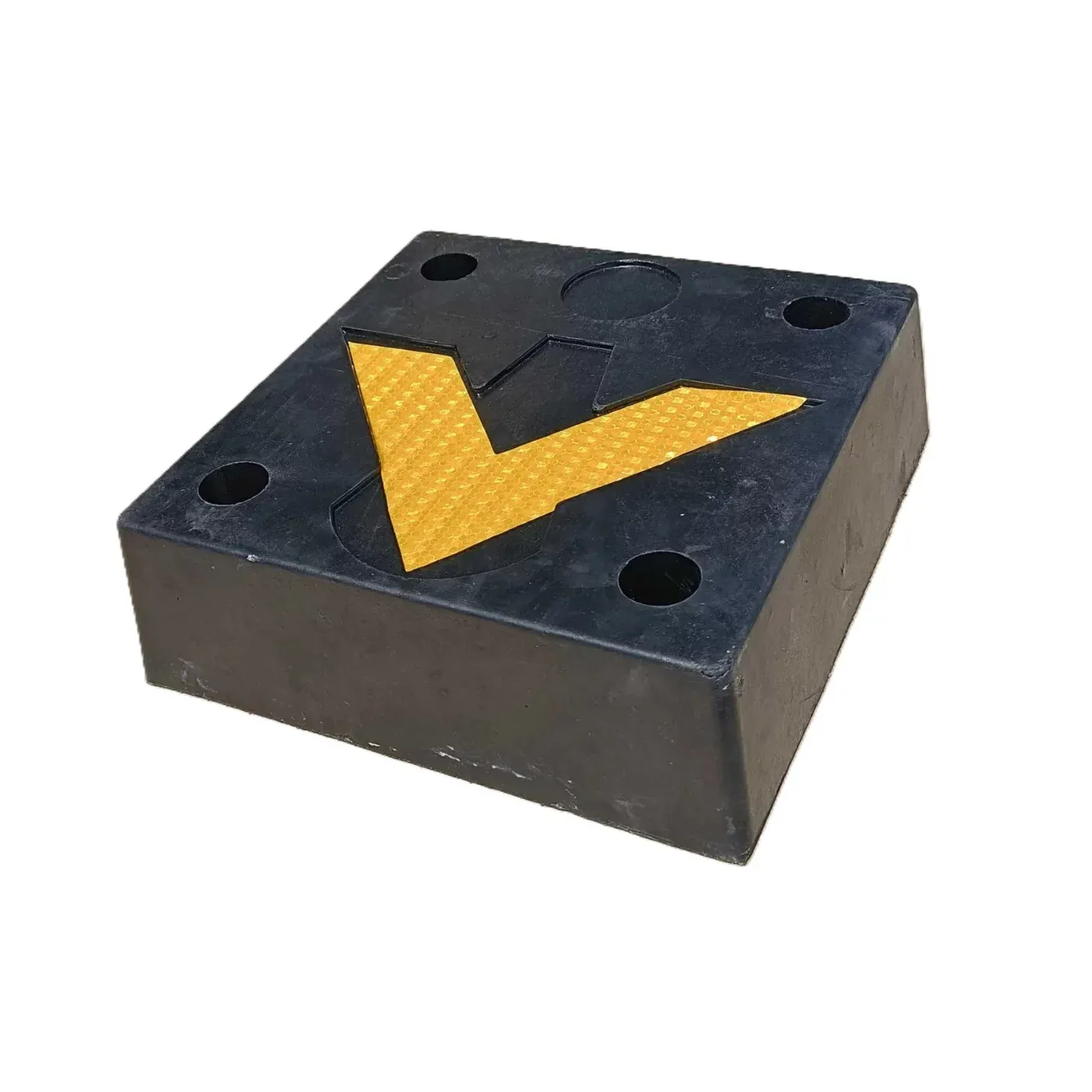 Černo-žlutý gumový reflexní doraz na rampu - délka 30 cm, šířka 30 cm, tloušťka 10 cm