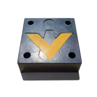 Černo-žlutý gumový reflexní doraz na rampu - délka 30 cm, šířka 30 cm, tloušťka 10 cm