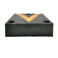 Černo-žlutý gumový reflexní doraz na rampu - délka 30 cm, šířka 30 cm, tloušťka 8,5 cm
