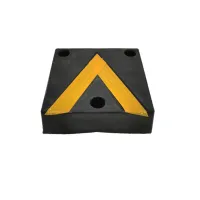 Černo-žlutý gumový reflexní doraz na rampu - délka 30 cm, šířka 30 cm, tloušťka 8,5 cm