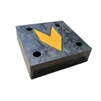 Černo-žlutý gumový reflexní doraz na rampu - délka 33 cm, šířka 33 cm, šířka 9 cm