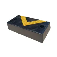 Černo-žlutý gumový reflexní doraz na rampu - délka 40 cm, šířka 20 cm, tloušťka 8,5 cm
