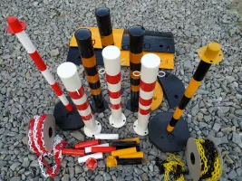 Černo-žlutý ocelový sloupek s oky - průměr 6 cm, výška 110 cm