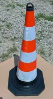 Bílo-červený plastový reflexní dopravní kužel s gumovým podstavcem - šířka 45 cm, výška 95 cm