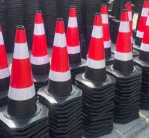 Bílo-červený plastový reflexní dopravní kužel s gumovým podstavcem - šířka 36,5 cm, výška 66 cm