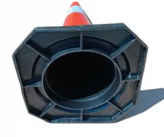 Bílo-červený plastový reflexní dopravní kužel s gumovým podstavcem - šířka 45 cm, výška 95 cm