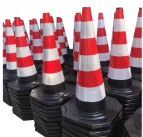 Bílo-červený plastový reflexní dopravní kužel s gumovým podstavcem - šířka 45 cm, výška 95 cm