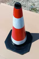 Bílo-červený plastový reflexní dopravní kužel s gumovým podstavcem - šířka 40 cm, výška 71 cm