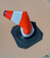 Bílo-červený plastový reflexní dopravní kužel s gumovým podstavcem - šířka 40 cm, výška 71 cm
