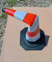 Bílo-červený plastový reflexní dopravní kužel s gumovým podstavcem - šířka 45 cm, výška 95 cm