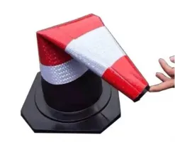 Bílo-červený plastový reflexní dopravní kužel s gumovým podstavcem - šířka 36,5 cm, výška 66 cm