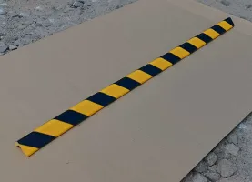 Černo-žlutá pěnová ochrana rohů zdí, stěn (L-profil) - délka 500 cm, šířka 2,6 x 2,6 cm, tloušťka 0,7 cm