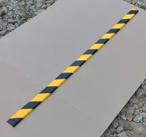 Černo-žlutá pěnová ochrana zdí, stěn - délka 100 cm, šířka 4 cm, tloušťka 1,1 cm