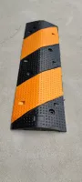 Černo-žlutý plastový průběžný zpomalovací práh - délka 30 cm, šířka 100 cm, výška 5 cm
